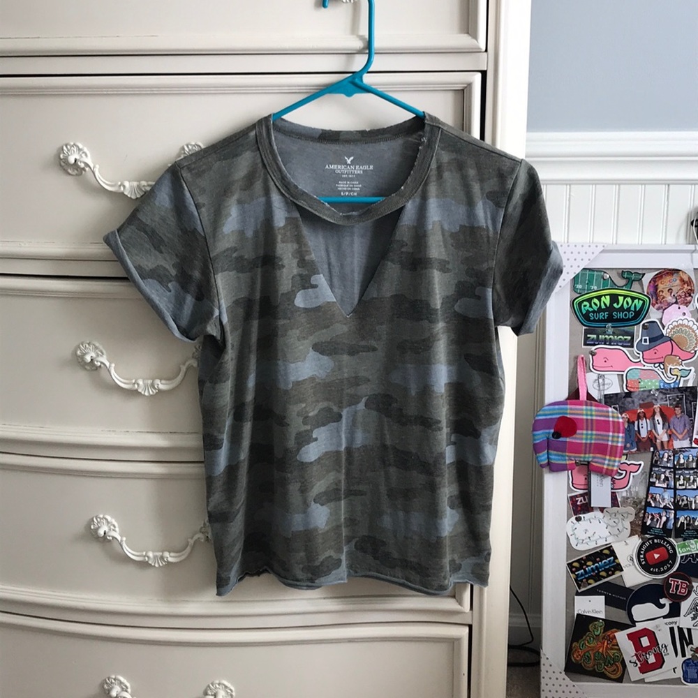 American Eagle camo v neck shirt